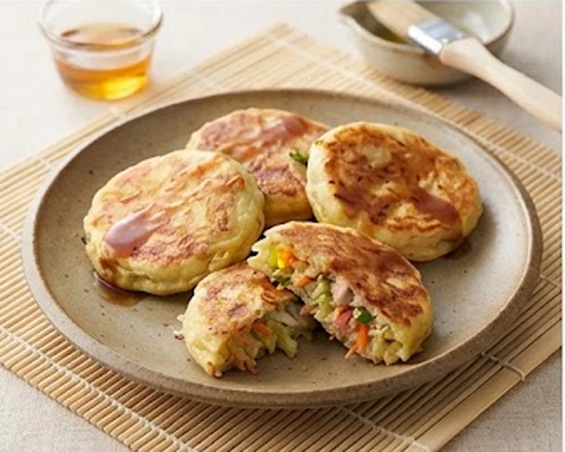 Okonomiyaki traditionnel chaud nappé de sauce brune et de mayonnaise