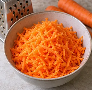 Râper en filaments fins : préparation de carottes râpées au citron