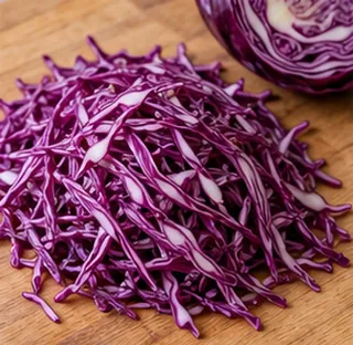 Émincer très finement : préparation de salade de chou rouge à la pomme