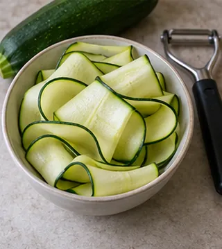 Tailler les dernières parties : préparation de salade de courgettes crues au parmesan