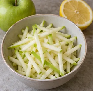 Préparer la pomme : préparation de salade de chou rouge à la pomme
