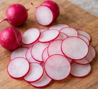 Tailler les rondelles : préparation de salade de radis au fromage blanc