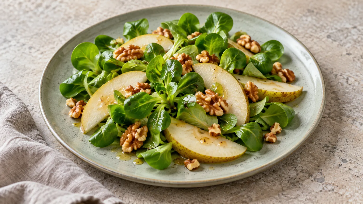 Salade de mâche aux poires et aux noix