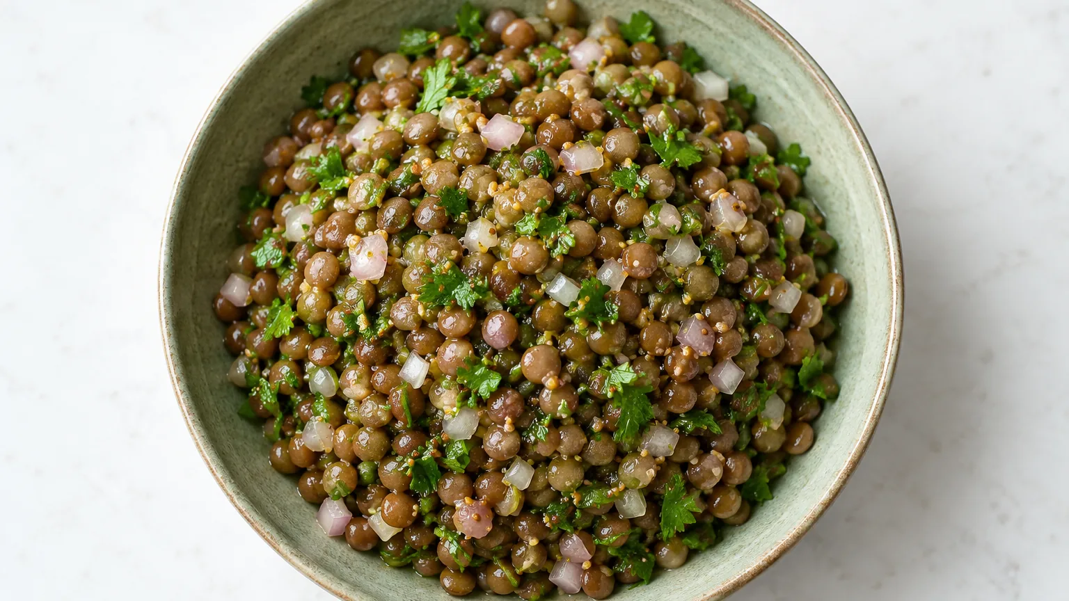Salade de lentilles à la moutarde maison, ingrédients visibles dans le plat de service